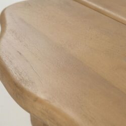 Eikenhouten tafelblad met gladde afwerking en natuurlijke houtstructuur, ideaal voor moderne en klassieke woonkamers. Perfecte keuze voor kwaliteit en stijl in jouw interieur.