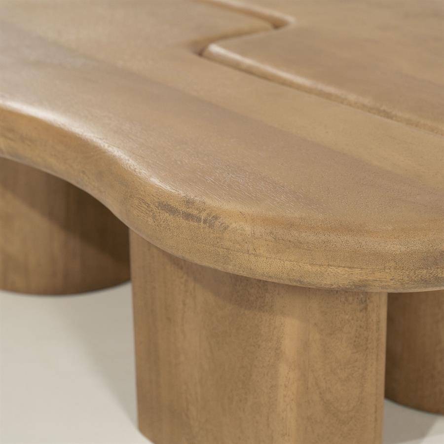 Houten meubel detail, naturel afwerking, massief hout, Scandinavisch stijl, woonkamer of eetkamer, duurzame en stijlvolle meubelen, hoogwaardige houtdesign, handgemaakt houten meubelstuk, minimalistisme en warm decor, Mokana Meubelen ambiance.