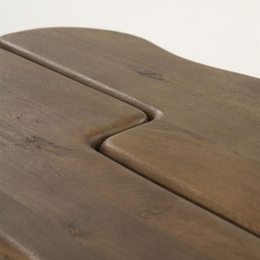 Strakke houten tafel met natuurlijke afwerking, detail close-up, meubel design voor industrieel en scandinavisch interieur, duurzame houten meubelen van Mokana.