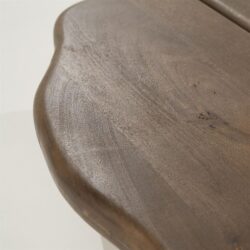 Gepoederde houten tafelrand, close-up van lichtbruine afwerking met natuurlijke textuur en mooie houtnerf. Perfect voor stijlvolle en duurzame meubelstukken.