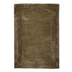 Zandkleurige meubel- of vloerkleed met brede rand, perfect voor een warme en stijlvolle woonkamer.