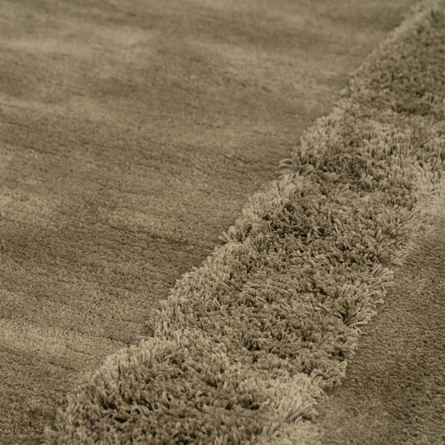 Zachte beige tapijtrug met reliëf detail, perfect voor een luxe en comfortabele woonkamer.