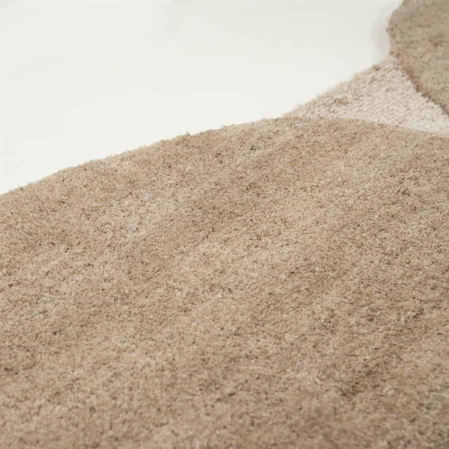 Zandkleurige zachte meubelstof textuur, dicht geweven stof voor comfortabele zitmeubels, perfect voor natuurlijke woonkamer of relaxfauteuils.