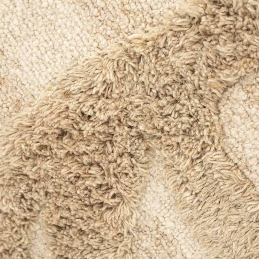 Luxueuze, zachte stoffen in beige en crème, perfect voor op maat gemaakte meubelen en accessoires, met pile en gebreide texturen voor een stijlvolle en warme uitstraling.