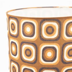 Unieke ontworpen ovale en vierkante patronen op een keramische vaas, perfect voor modern interieur. Handgemaakt en geschikt voor decoratie of als cadeau, exclusief verkrijgbaar bij Mokana Meubelen.