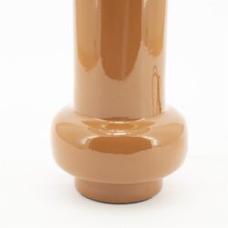 Glanzende terrakottakleurige modieuze vaas op maat gemaakte potloodstandaardstijl, perfecte aanvulling voor modern interieur decoratieve decoratie accessoires.