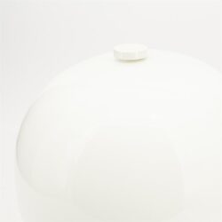 Strak wit glazen designlamp, moderne minimalistische verlichting, stijlvolle woonaccessoire van Mokana Meubelen, elegante en functionele verlichting voor in huis.