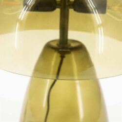 Kristalhelder gouden tafellamp met modern design en metalen frame, perfect voor in de woonkamer of kantoor. Lichtbron en snoer zichtbaar voor een stijlvolle uitstraling en optimale verlichting.