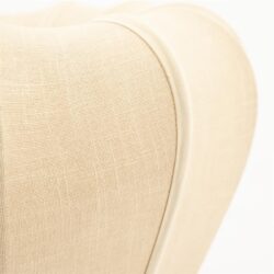 Zachte beige stoffen bekleding op een luxe, modern meubelstuk met afgeronde randen - perfect voor stijlvolle woonkamers.