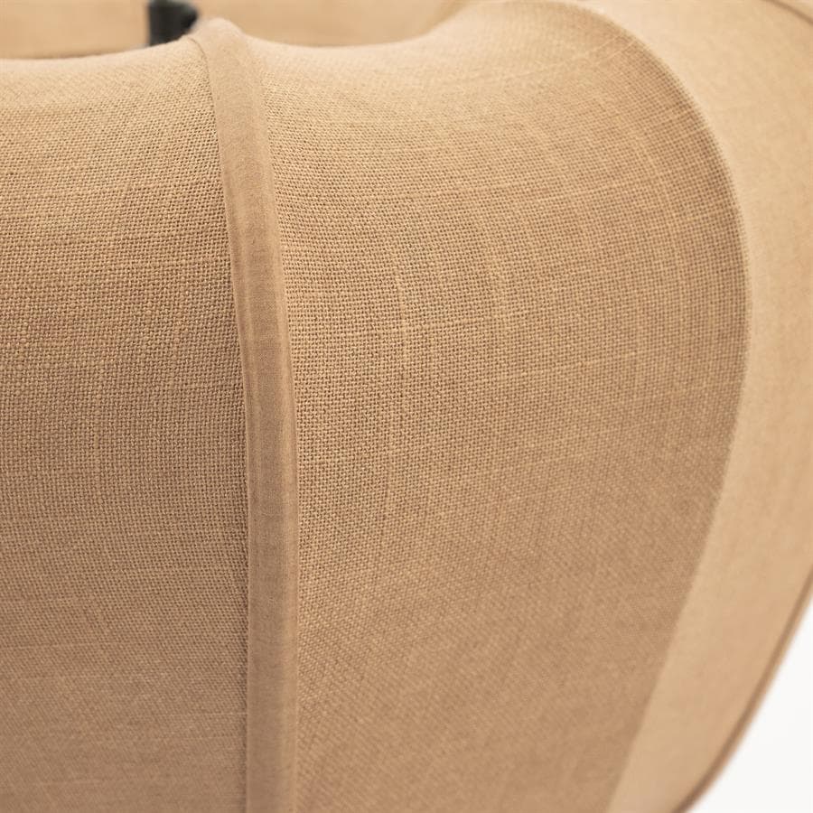 Lichte beige stoffen meubel met close-up stofstructuur, elegant en onderhoudsvriendelijk. Perfect voor duurzame en stijlvolle interieurs, vervaardigd door Mokana Meubelen voor optimale comfort en design.