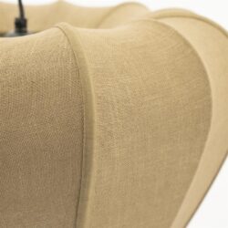 Gordijnstof close-up van hoge kwaliteit in een beige tint, ideaal voor maatwerk raamdecoratie. Perfect voor een stijlvolle en elegante afwerking van interieur met luxe raambodems.