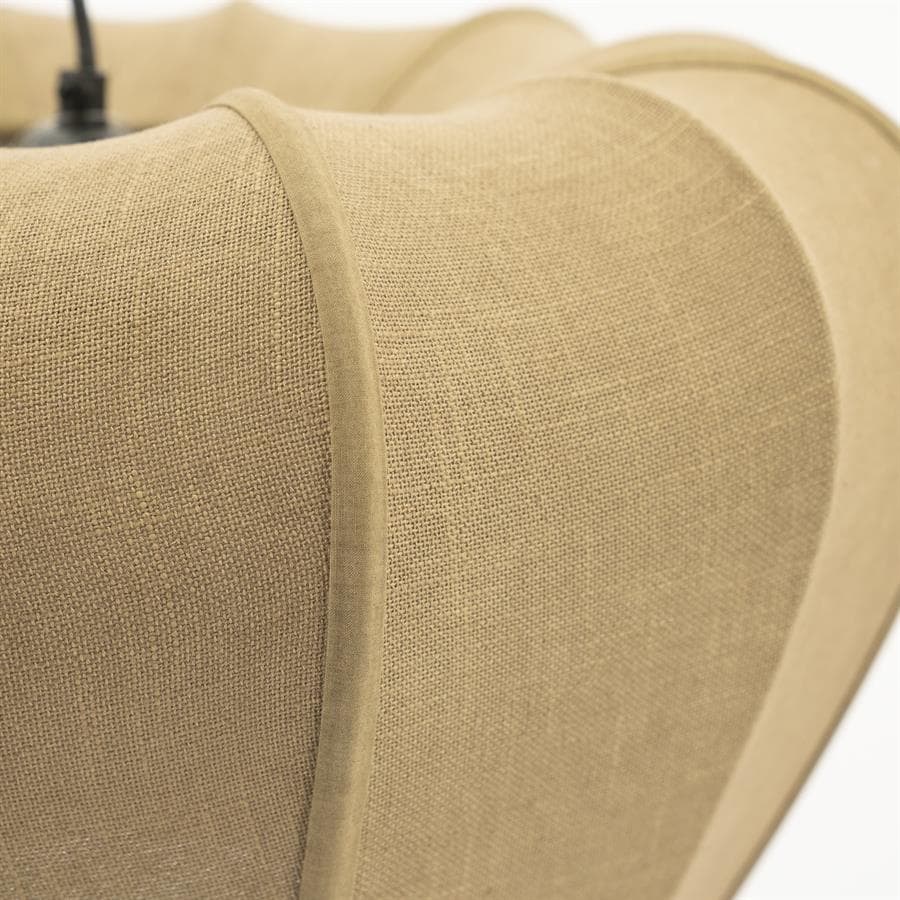 Gordijnstof close-up van hoge kwaliteit in een beige tint, ideaal voor maatwerk raamdecoratie. Perfect voor een stijlvolle en elegante afwerking van interieur met luxe raambodems.