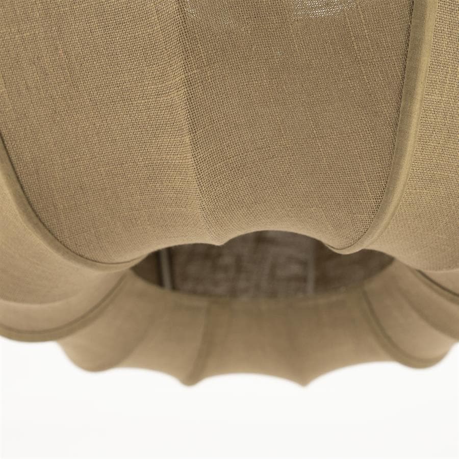 Vergroot onderkant van een beige stoffen fauteuil met gebogen armleuningen en kussens, officieel ontworpen door Mokana Meubelen, perfect voor comfortabel en stijlvol wonen.