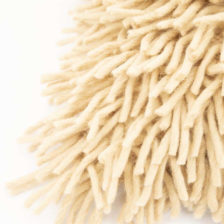 Zachte beige wollen draad voor interieurdecoratie en ambachtelijke projecten.