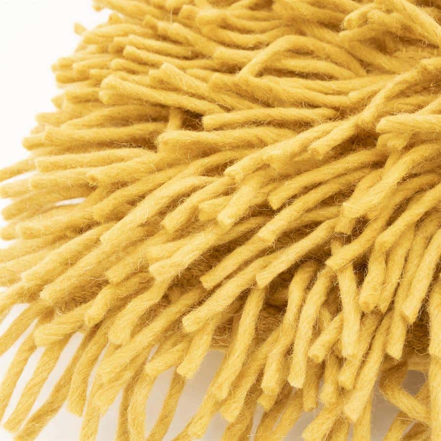 Geweven gele wollen touw, duurzaam en natuurlijk materiaal, geschikt voor decoratie en creatieve projecten.
