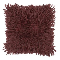 Knuffelwolk sierkussen karpet diep robijnrood dicht bijvlak zacht stof mooi decoratief vierkant meubel accessoire stijlvolle woonkamer.