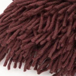 Warme roodbruine gehaakte wollen deken, perfect voor cosy wintersferen en duurzame inrichting.