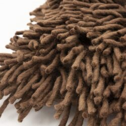 Handgemaakte wollen franje voor meubelbekleding van Mokana Meubelen, traditioneel en duurzaam vakmanschap, perfect voor een warme en elegante uitstraling.
