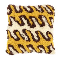 Kleedje met een wolfprint in geel, bruin en wit, zachte en gezellige textuur, ideaal voor interieurdecoratie of als accessoire.