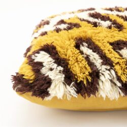 Woonaccessoire met vloerkleed print, gezellig en stevig, perfect voor een warme uitstraling in huis.