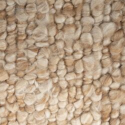 Zacht wollengevoerde stof met een krachtige textuur en natuurlijke tinten, perfect voor hoogwaardige meubelafwerking.