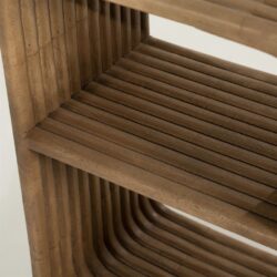 Massief houten meubel, warme natuurlijke houtstructuur, modern en duurzaam ontwerp.