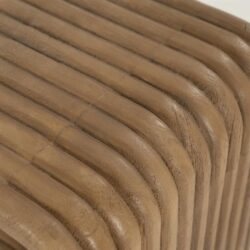 Eerste afbeelding van houten meubel met gebogen houten latten, meubel detail, houten design, natuurlijk hout, handgemaakt meubelstuk.