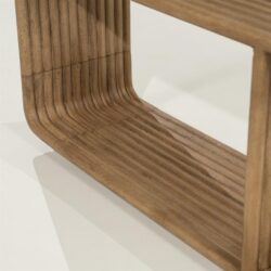 Massief houten meubel detail, moderne houten design, natuurlijke afwerking, stijlvolle en duurzame meubels, ambachtelijke kwaliteit voor woonkamer en eetkamer.