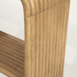 Elegante houten meubelstructuur met verticale groeven en natuurlijke afwerking, perfect voor warme en rustieke interieurstijlen.