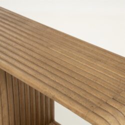 Strak houten meubelstuk met geribbelde afwerking, geschikt voor modern interieurdesign.