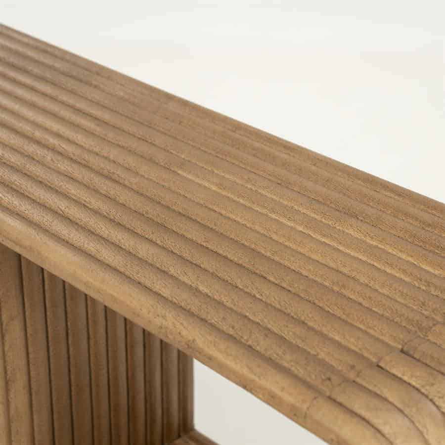Strak houten meubelstuk met geribbelde afwerking, geschikt voor modern interieurdesign.