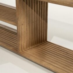 250453_81 Rustiek massief hout meubel met geprofileerde details en natuurlijke afwerking voor een elegante uitstraling.