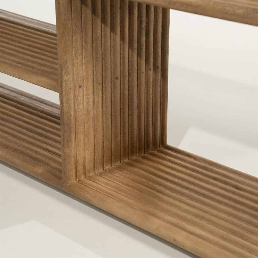 250453_81 Rustiek massief hout meubel met geprofileerde details en natuurlijke afwerking voor een elegante uitstraling.