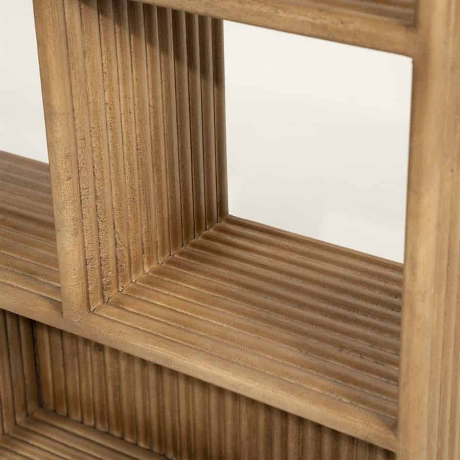 Klonenatuur houten meubel met geribbelde details, modern en duurzaam design.