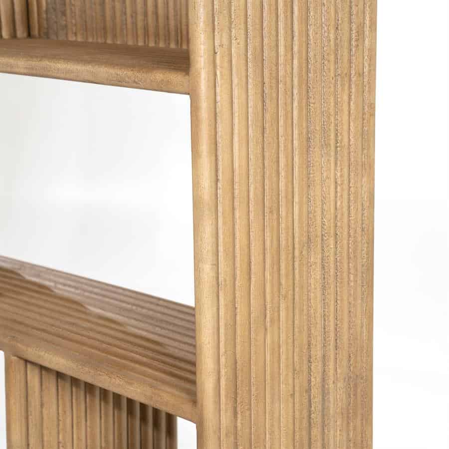 Vintage houten boekenkast met natuurlijke afwerking en geribbelde details, perfect voor een rustieke of moderne interieurstijl.