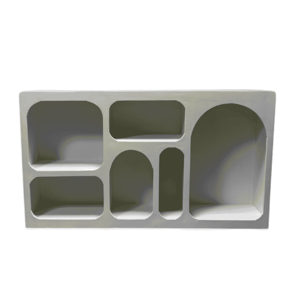 Organische witte houten muurplank met verschillende open vakken, perfect voor organizing en decoratie in woonkamer of slaapkamer. Mokana Meubelen biedt stijlvolle en functionele opbergoplossingen.