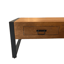 Robuuste houten salontafel met industrieel zwart metalen frame en praktische opberglade, perfect voor moderne en landelijke interieurs, gemaakt door Mokana Meubelen.