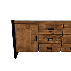 Elegante houten dressoir met zwarte metalen details, perfect voor modern interieur en opbergsystemen.