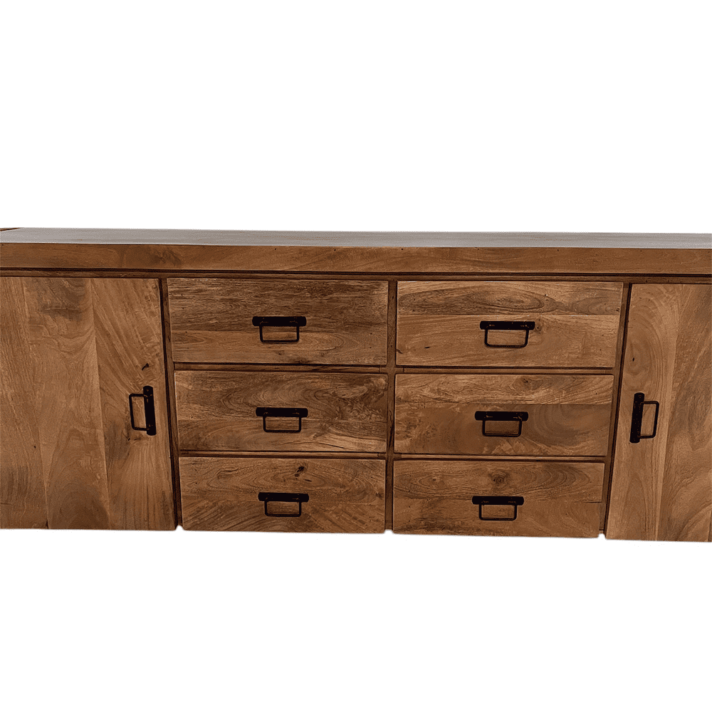 Robuuste houten sideboard met 8 laden en 2 ruime deuren, perfect voor woon- en eetkamer. Handige opbergruimte in massief hout met zwarte handvatten, ambachtelijk vervaardigd door Mokana Meubelen.
