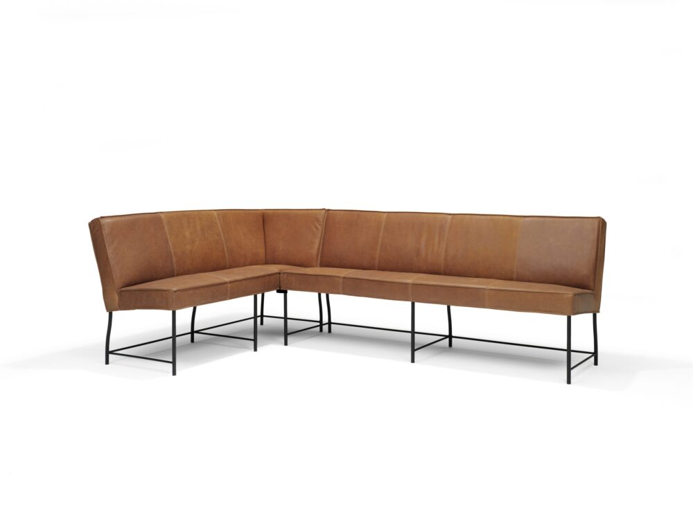 Vintage leren hoekbank in bruin met zwart metalen poten, perfect voor een moderne zithoek of woonkamer, handgemaakt en duurzaam design door Mokana Meubelen.