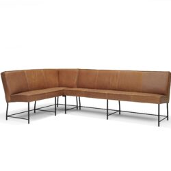 Vintage leren hoekbank in bruin met zwart metalen poten, perfect voor een moderne zithoek of woonkamer, handgemaakt en duurzaam design door Mokana Meubelen.