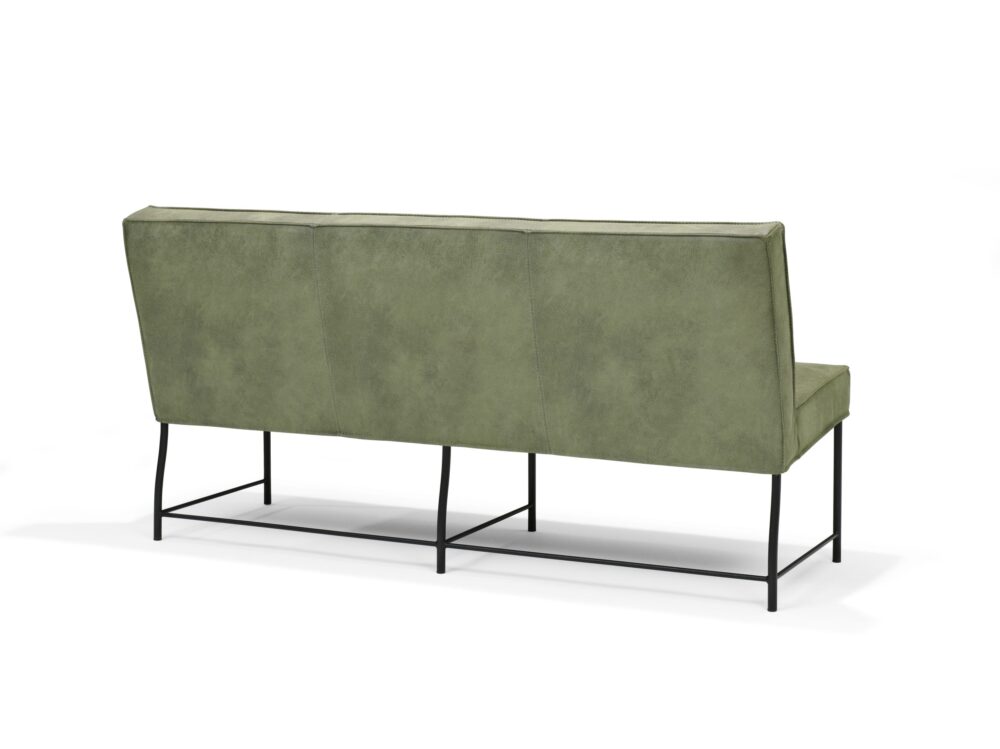 Groene stoffen bank met zwart metalen frame, modern en elegant design, perfect voor een stijlvolle woonkamer en comfortabel zitten.