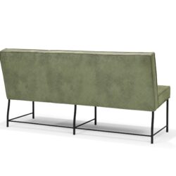 Groene stoffen bank met zwart metalen frame, modern en elegant design, perfect voor een stijlvolle woonkamer en comfortabel zitten.