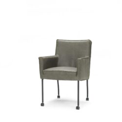 Mooi velvet fauteuil met metalen wieltjes en een modern design, ideaal voor een stijlvolle woonkamer of kantoorruimte.