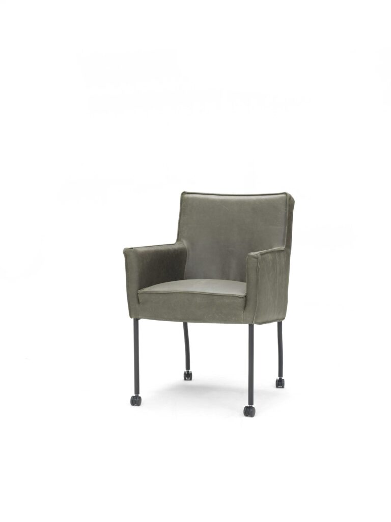Mooi velvet fauteuil met metalen wieltjes en een modern design, ideaal voor een stijlvolle woonkamer of kantoorruimte.