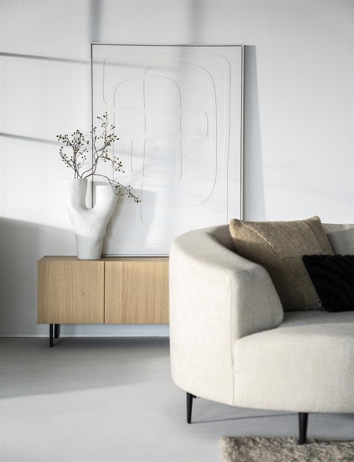 Elegante woonkamer met witte bank en design houten tv-meubel, minimalistisch interieur met witte vaas en kunstwerk, modern rustiek woondecor, duurzame meubels van Mokana Meubelen.