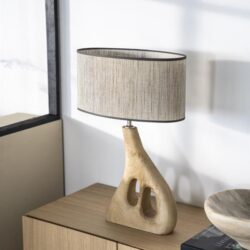 Unieke houten tafel-/bijzetlamp met een moderne, sculpturale vorm en een beige lampenkap, perfect voor een Scandinavische of modern interieur.