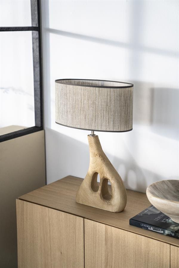 Unieke houten tafel-/bijzetlamp met een moderne, sculpturale vorm en een beige lampenkap, perfect voor een Scandinavische of modern interieur.