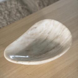 Marmeren decoratief schaaltje, elegant en natuurgetrouw, perfect voor interieurbijzet, stijlvol design, Mokana meubelen.