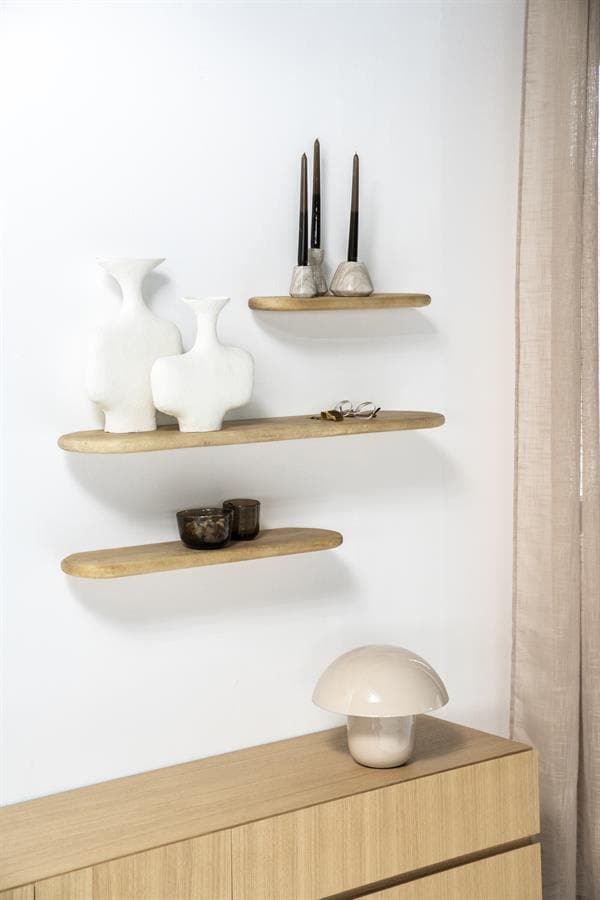 Elegante houten wandplanken met decoratieve vazen, kandelaars en kandelaars in een minimalistisch interieur. Perfect voor het stylen van moderne woonruimtes met natuurlijke materialen.